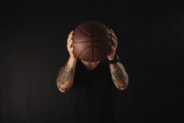 atlet basketbol için topu tutar