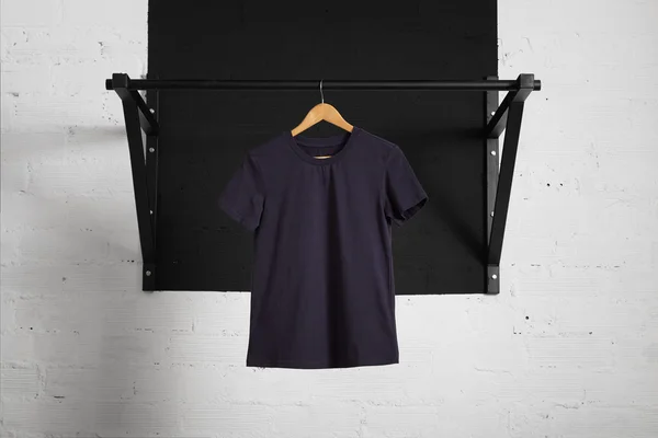 Puste t-shirty na drewnianym wieszanie na pull bar — Zdjęcie stockowe