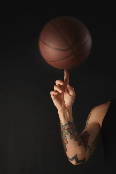 Bola de basquete de couro gira sobre no dedo — Fotografia de Stock