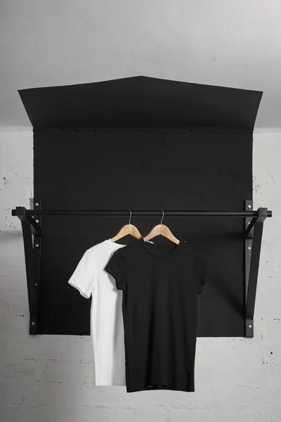Camisetas - blanco y negro en la barra de tracción —  Fotos de Stock