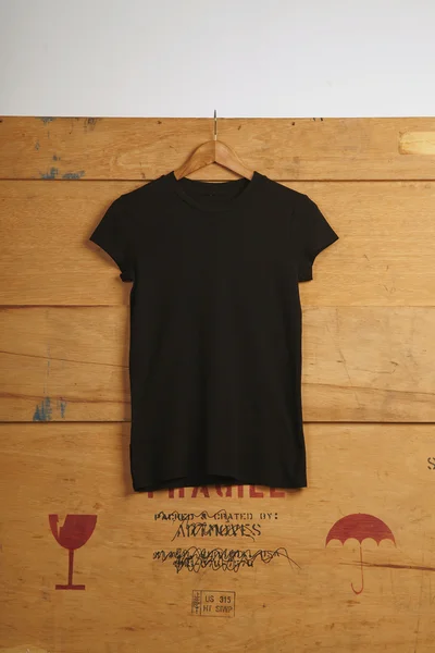 Blanko-T-Shirt auf Holzkarton — Stockfoto