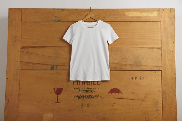 Ahşap kargo kutusu üzerinde boş beyaz t-shirt — Stok fotoğraf