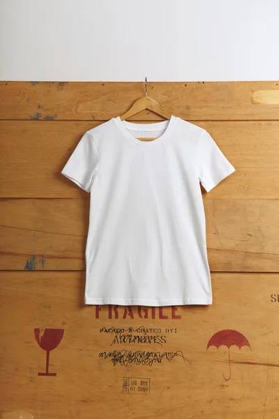 Blank White t-shirt przedstawiony na drewnianej skrzynce ładunkowej — Zdjęcie stockowe