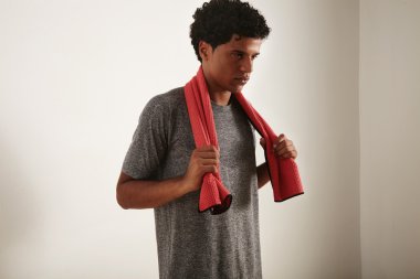 kırmızı bir havlu boyun üzerinde tutarak siyah atlet