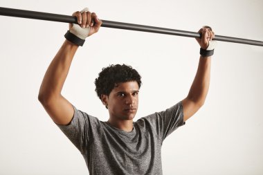 siyah atlet karbon pullup bar kapma