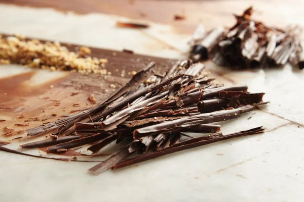 Raspas e cachos chocolate escuro — Fotografia de Stock