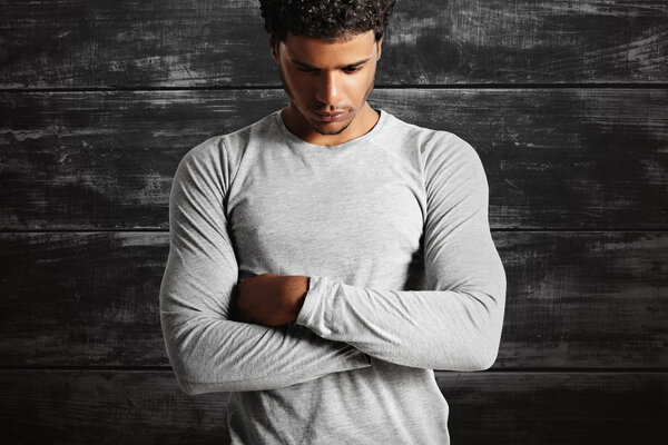 модель со скрещенными руками и взглядом вниз
 