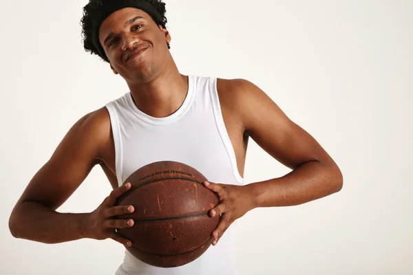 Atleta sosteniendo baloncesto cerca del pecho — Foto de Stock