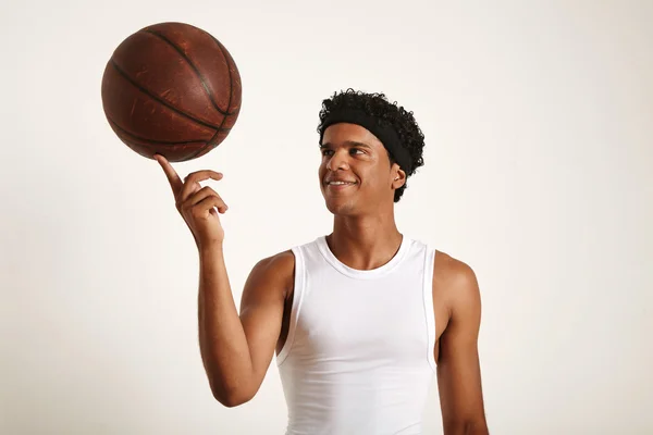 Jugador balanceo de baloncesto de cuero en el dedo — Foto de Stock