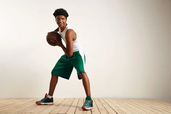 Joven atleta negro sonriente jugando baloncesto — Foto de Stock