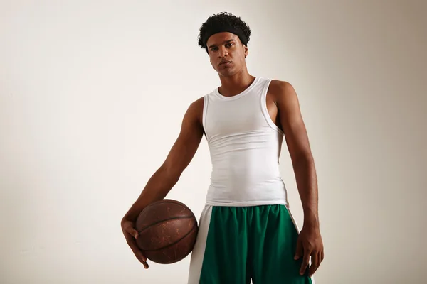 Modelo negro con baloncesto de cuero — Foto de Stock