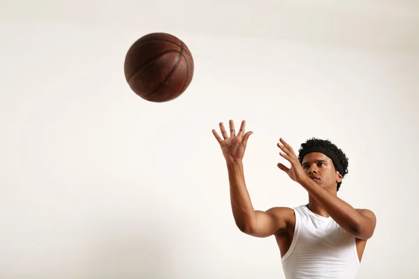 Jogador afro-americano jogando uma bola vintage — Fotografia de Stock