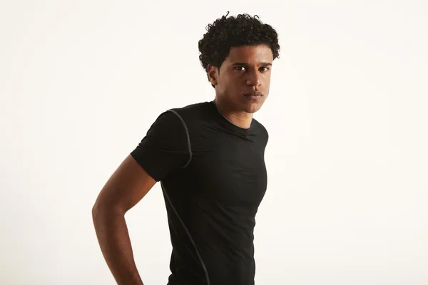 Привлекательный молодой черный мужчина в технической футболке — стоковое фото