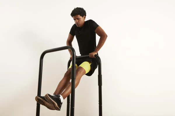 Junger schwarzer Athlet beim Körpergewicht am Barren — Stockfoto