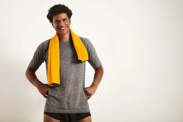 Sportowiec czarny z żółtym ręcznik na szyi — Zdjęcie stockowe