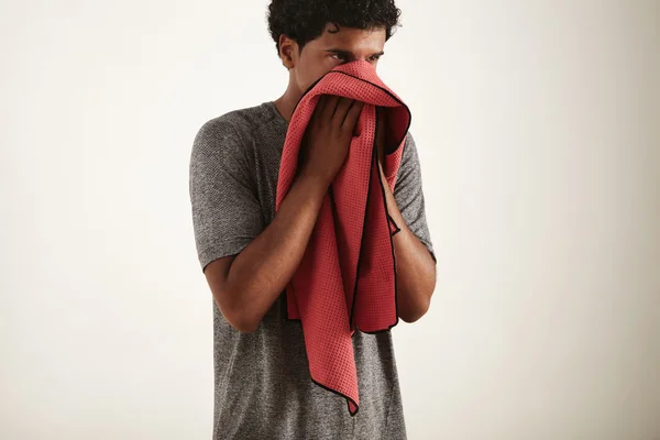 Nero sportsman pulire il viso con asciugamano rosso — Foto Stock
