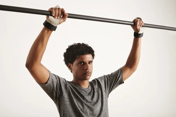 Negro atleta agarrando carbono pullup bar —  Fotos de Stock