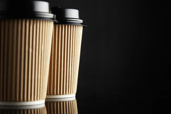 Café marrón para llevar tazas de café maquetas — Foto de Stock