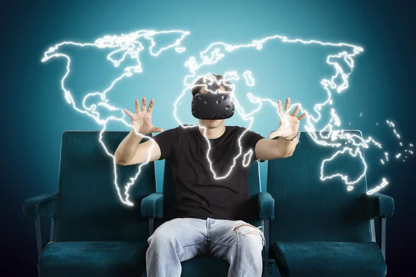 Homem em óculos VR olhando para o mapa do mundo virtual — Fotografia de Stock