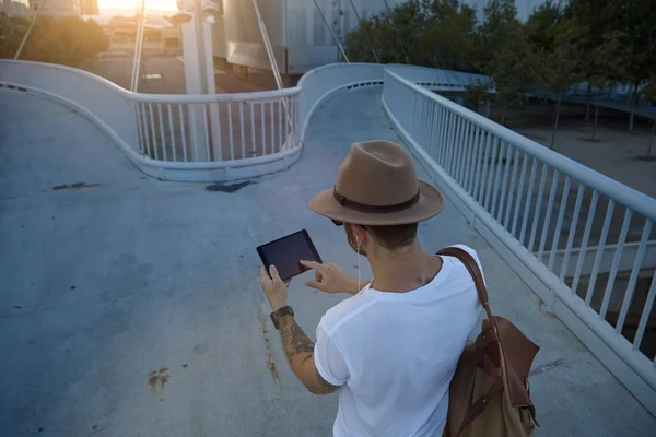 Homem jovem com tablet preto — Fotografia de Stock