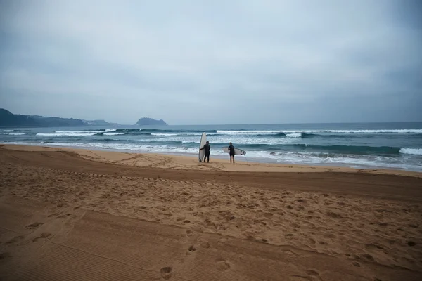 Surfing girls with their longboards — Stock Photo, Image