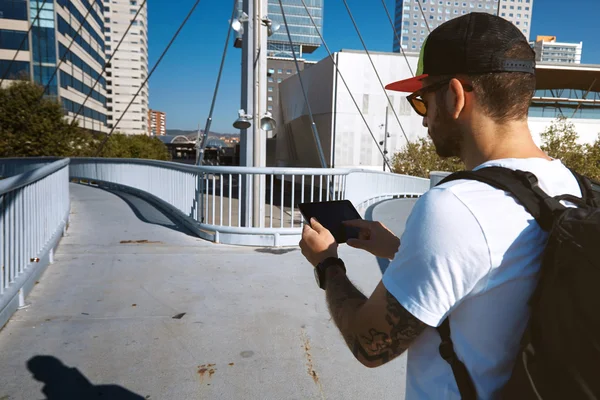 Instruções de verificação do viajante no tablet — Fotografia de Stock