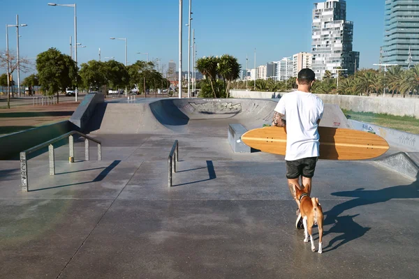 Longboardér ve bruslit parku s h psem — Stock fotografie