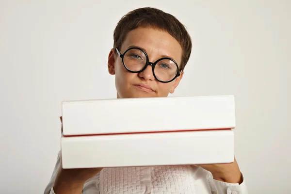 Estudiante con gafas redondas y carpetas de documentos — Foto de Stock