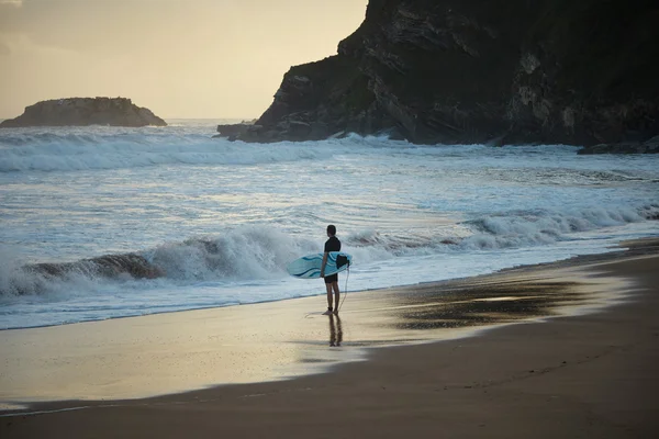 Surfer in short wetsuit with board — Stock Photo, Image