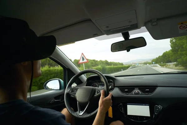 Motorista viaja em seu carro — Fotografia de Stock