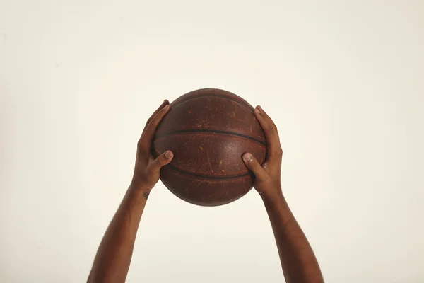 Dos manos sosteniendo baloncesto — Foto de Stock