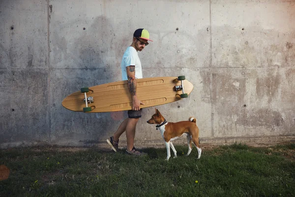 Surffaaja katselee koiraa — kuvapankkivalokuva