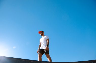Mavi gökyüzüne karşı Hipster inskate park