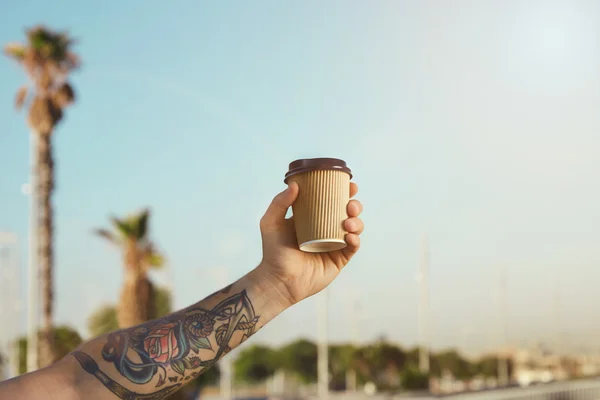 Bărbat tatuat care deține ceașcă de cafea de hârtie — Fotografie, imagine de stoc