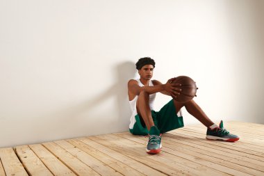 topu ile katta oturan oyuncu 