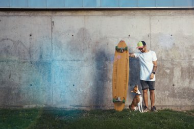  köpek longboard ile bir hipster bakarak 