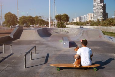 Köpeği ile paten parkta Longboarder