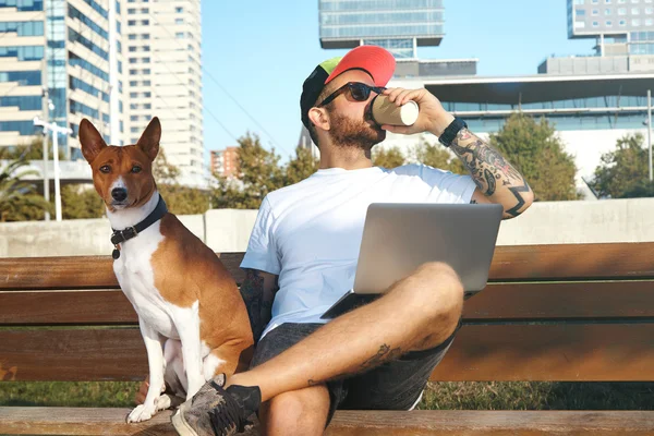 Hombre beber café con el ordenador portátil — Foto de Stock