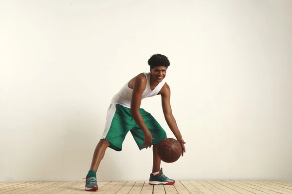Jogador sorridente em sportswear branco e verde — Fotografia de Stock