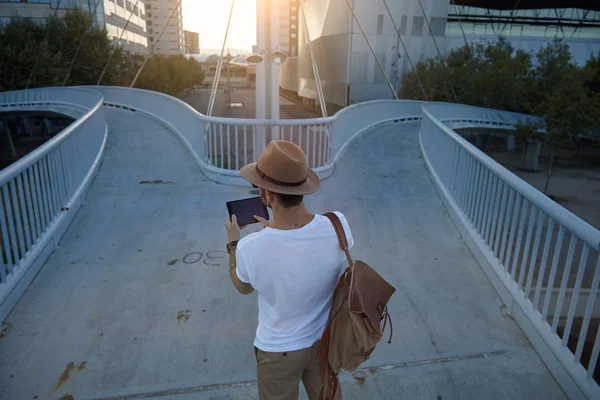 Hombre en puente peatonal con tableta — Foto de Stock