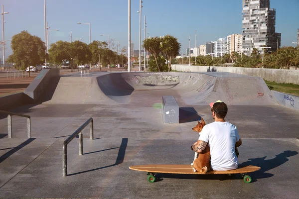 Longboardér ve bruslit parku se psem — Stock fotografie