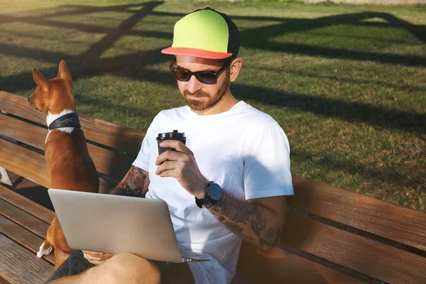 Hipster com laptop, café e cachorro — Fotografia de Stock