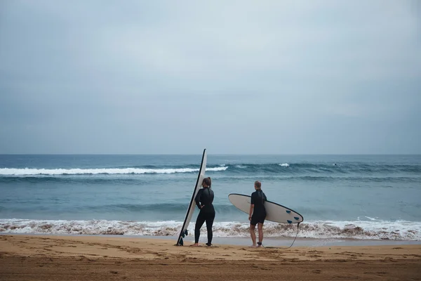 Surfar meninas com seus longboards — Fotografia de Stock