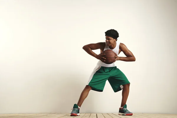 En spiller som holder en brun basketballspiller – stockfoto