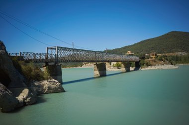 Mavi defne üzerinde kutu kiriş köprü 