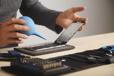 şırınga kullanarak akıllı telefon temizleme adam