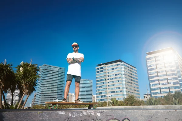 Longboard urbano en skatepark de hormigón — Foto de Stock