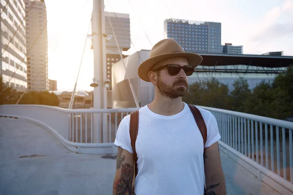 Explorador en el puente de la ciudad — Foto de Stock