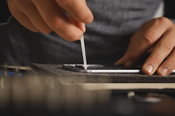 Removing battery glue from opened smartphone