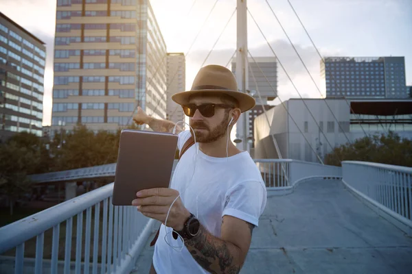 Hipster di jembatan kota menunjukkan gedung perkantoran — Stok Foto
